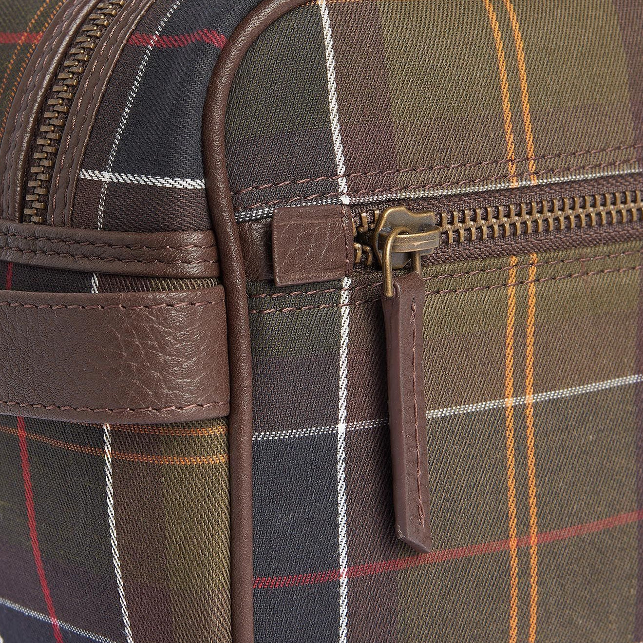 Barbour Tartan & Leather Wash Bag Classic Tartan - Image 2