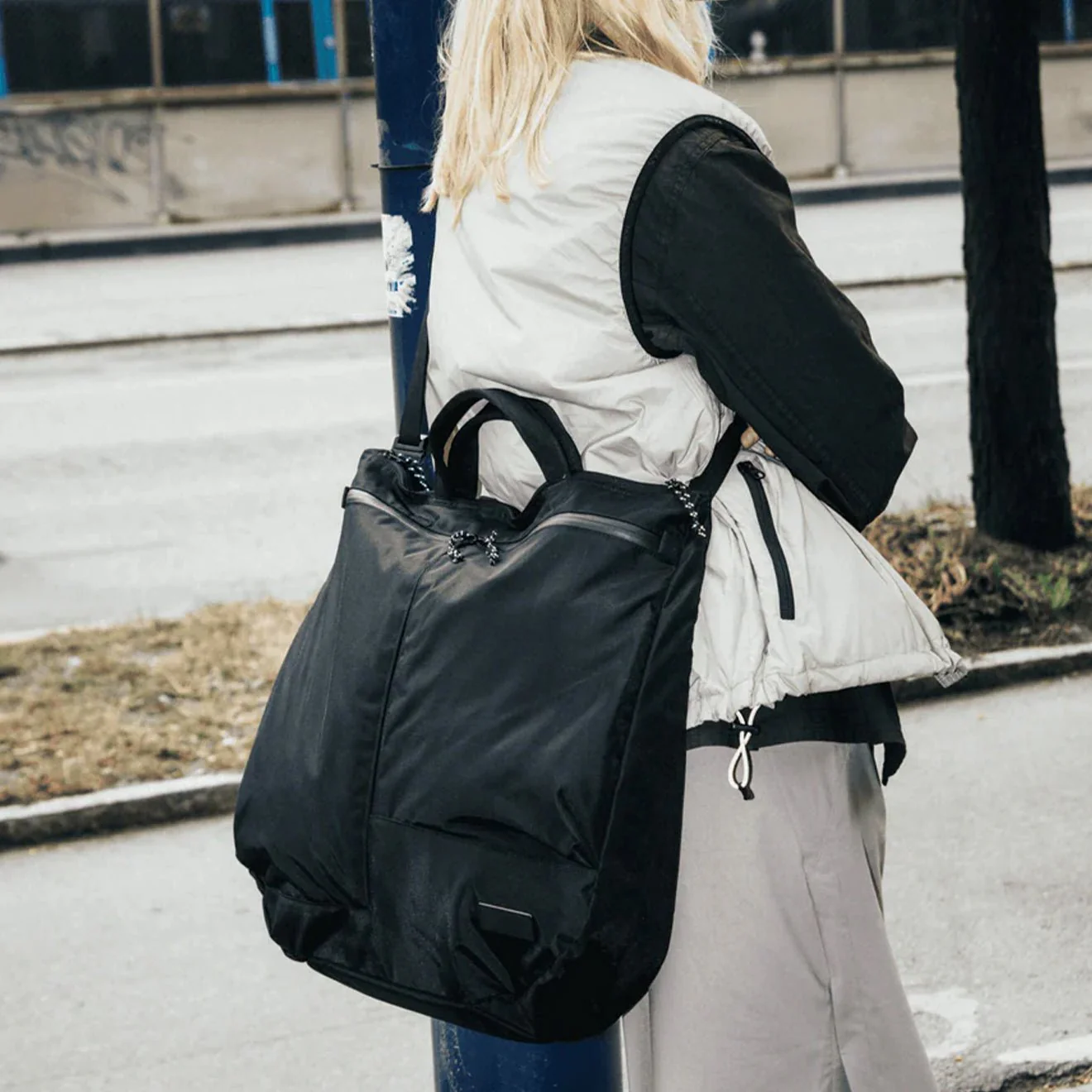 DB Utility Tote 32L Black Out - Image 6