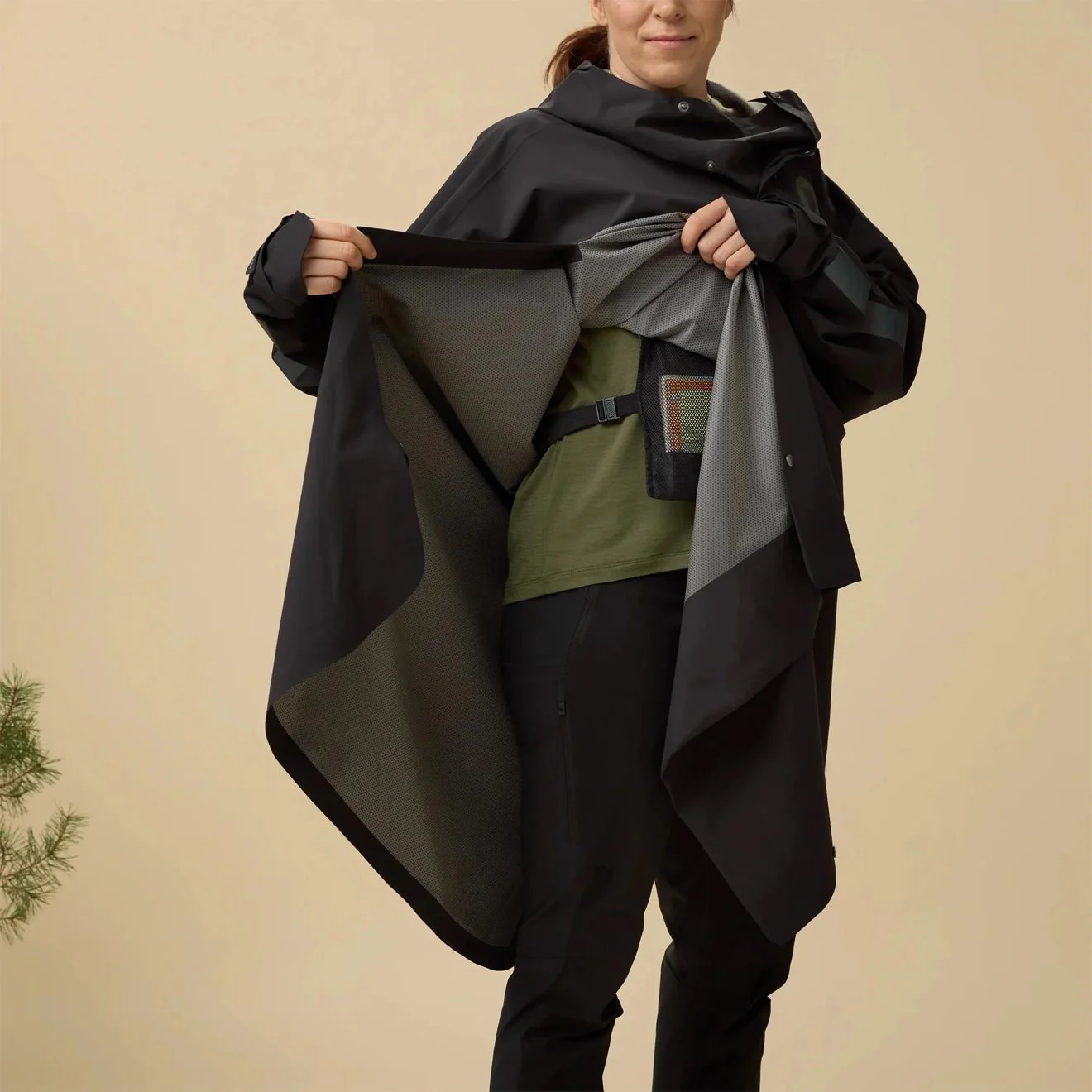 Fjallraven Hoja Rain Poncho Black - Image 4