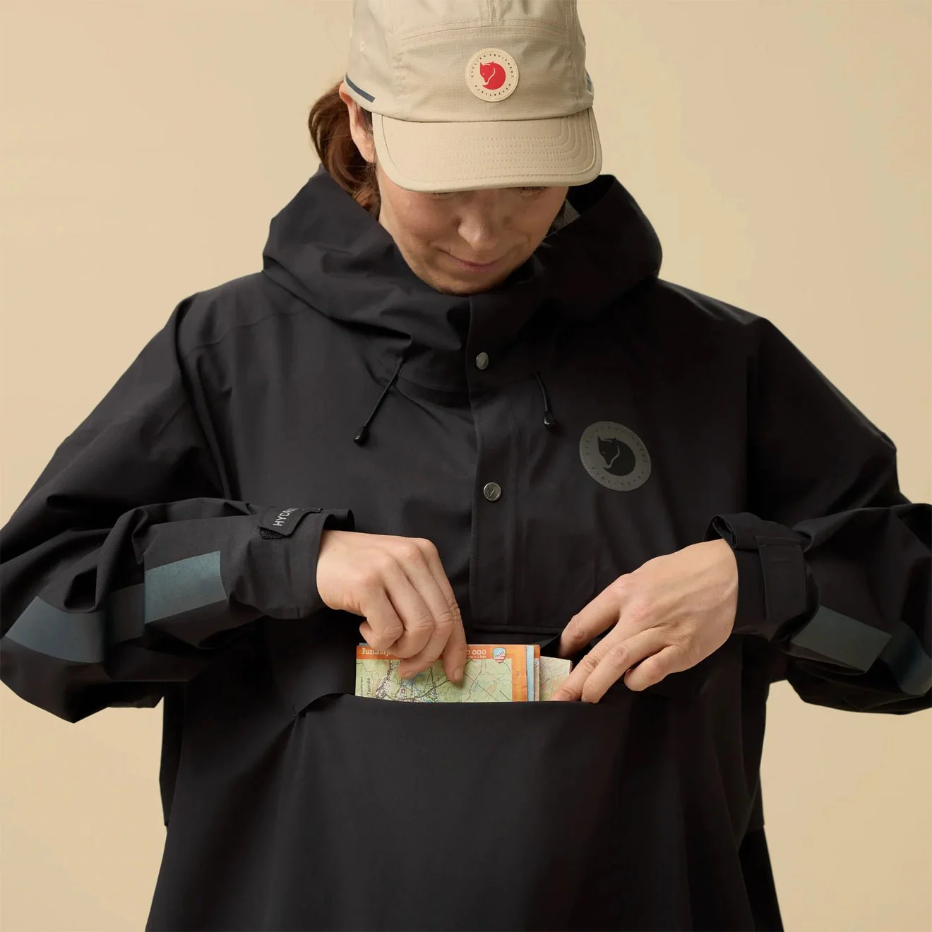 Fjallraven Hoja Rain Poncho Black - Image 5