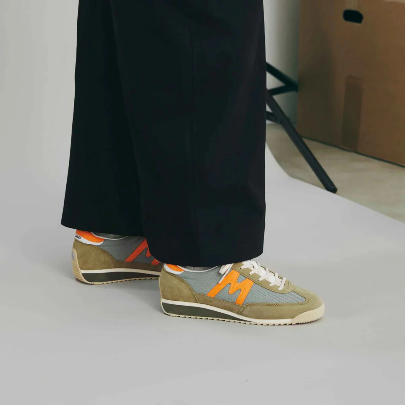 Karhu Mestari Trainer Cedar / Bright Marigold - Image 5